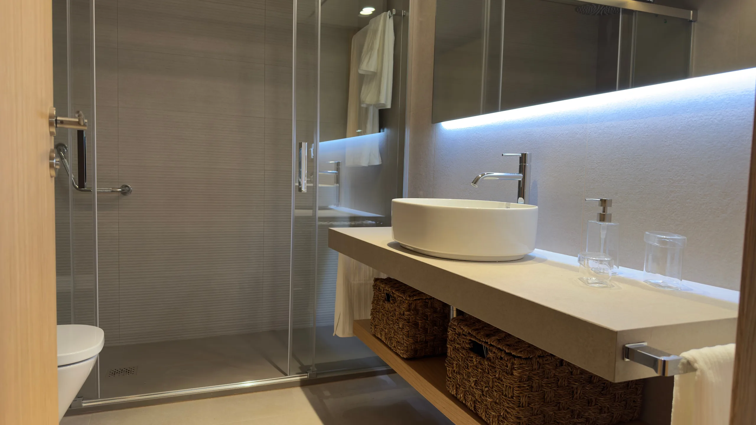 Baño principal con grifería TRES y plato ducha DIVA